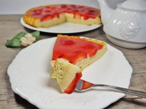 RECIPE Strawberry Sponge Cake with Vanilla Pudding & Velvety Strawberry Icing low-carb gluten-free