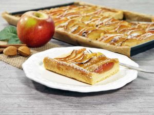 Recipe Quick Apple Pie Tray Bake low-carb gluten-free
